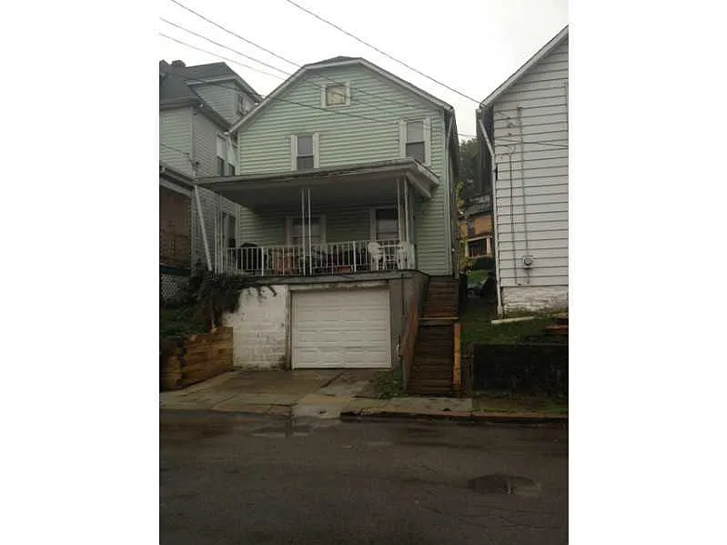 605 Center Ave photo 1