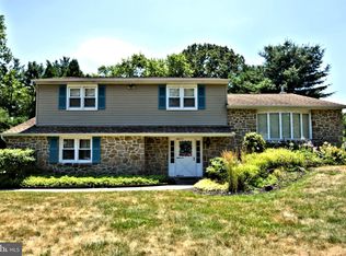 98 W Patricia Dr, Southampton, PA 18966
