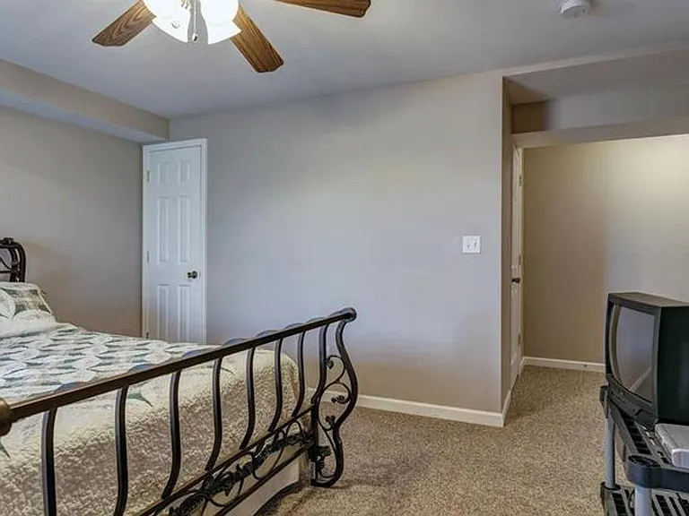 310 Royallsprings Pkwy — Photo 18