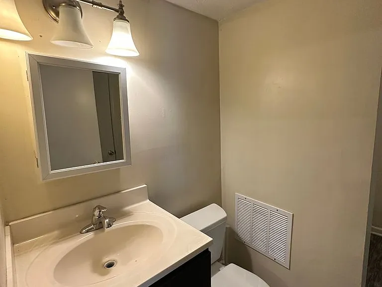 720 Addison Ave — Photo 9