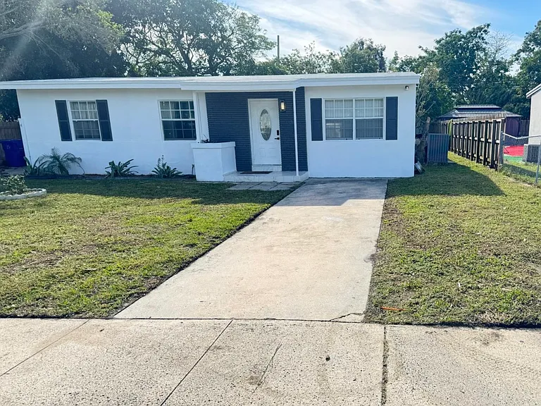 1100 NW 11th Pl — Photo 1