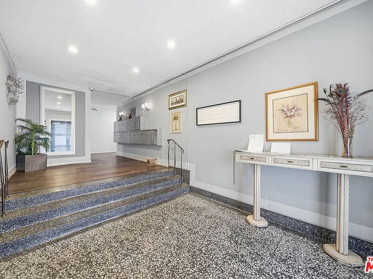 425 S Kenmore Ave #111 — Photo 11