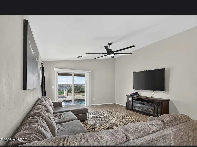 8330 S Camino Serpe — Photo 2
