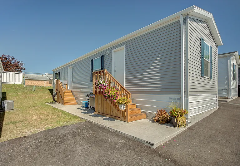 1 Coachlight Trailer Park — Photo 1