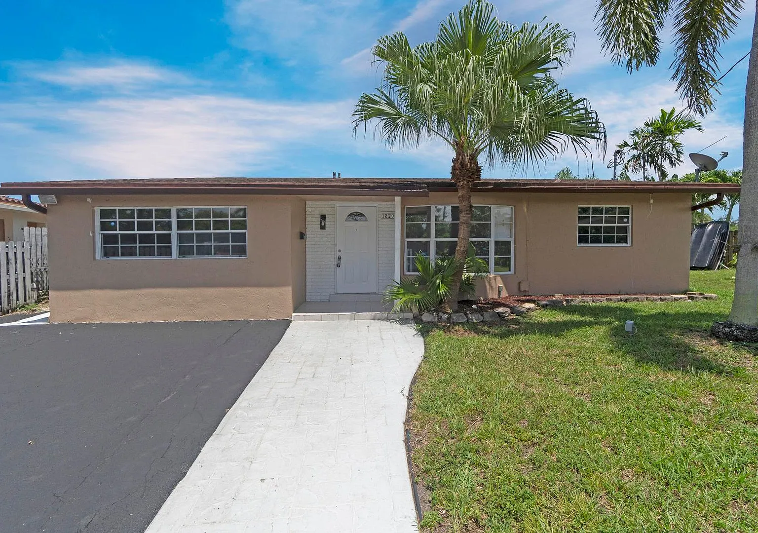 Spacious 3-Bedroom Home with Private Pool & Canal Frontage! — Photo 2