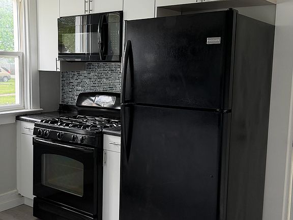2nd image of 602 Woodlawn Ave #602