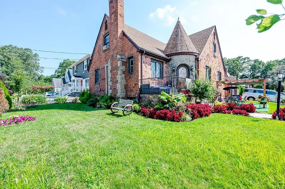 18 Fir St #1