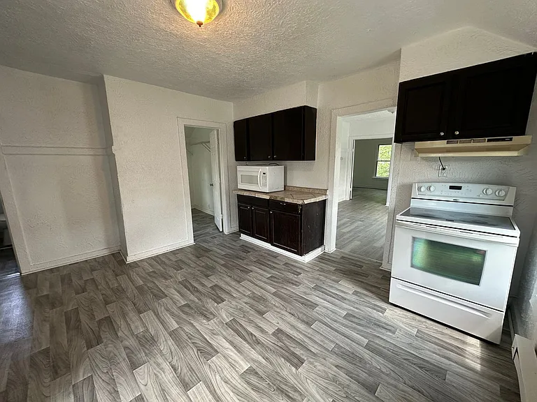 1065 Caulfield SW — Photo 3