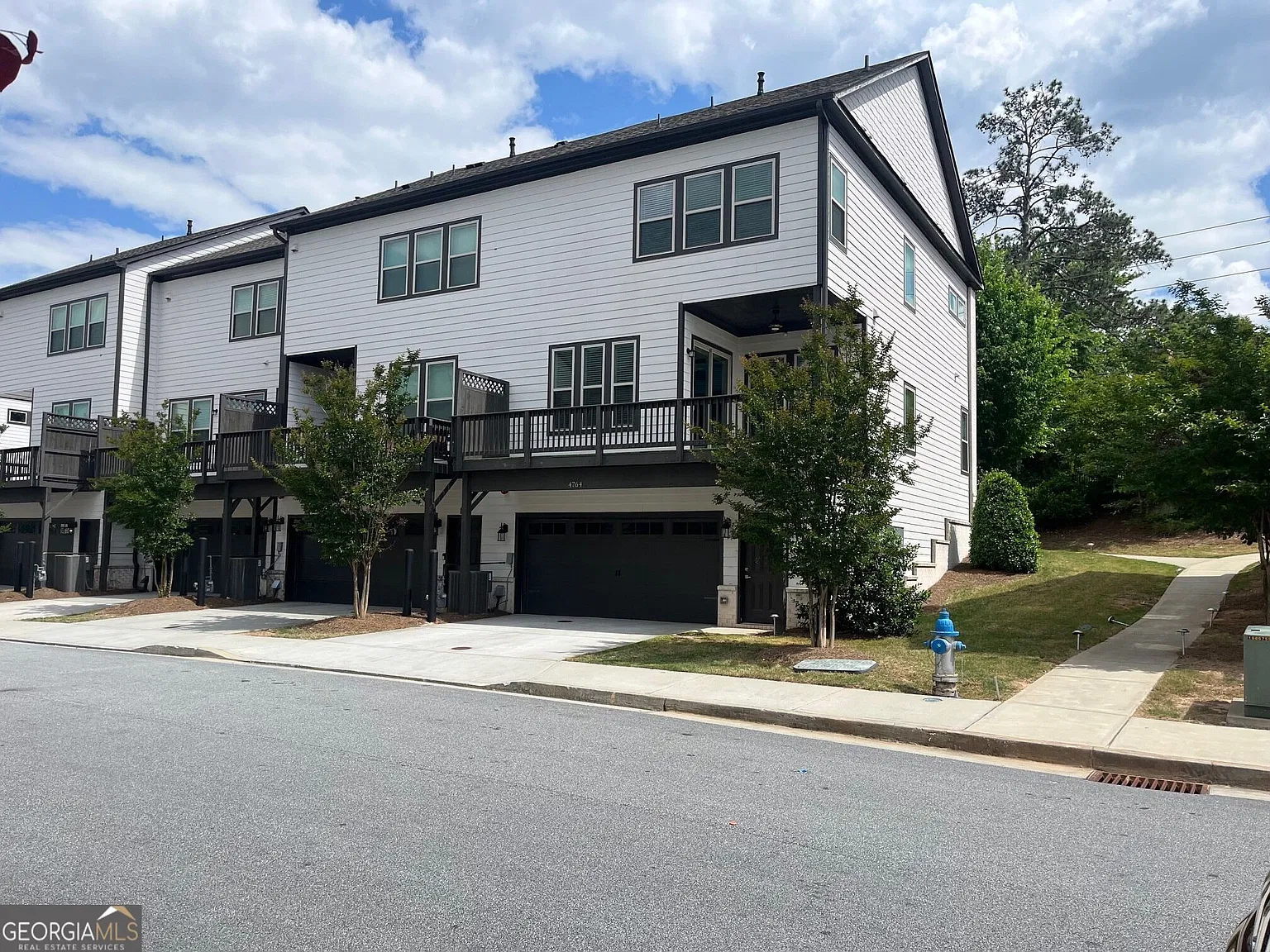 4 bed, 3.5 bath, 2673 sqft, $4,000 — Photo 3