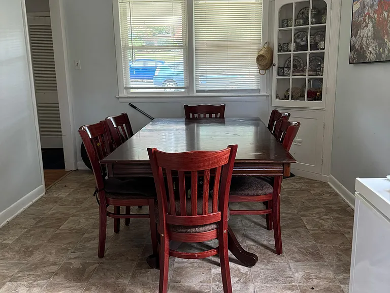 1439 Crawford Ave — Photo 4