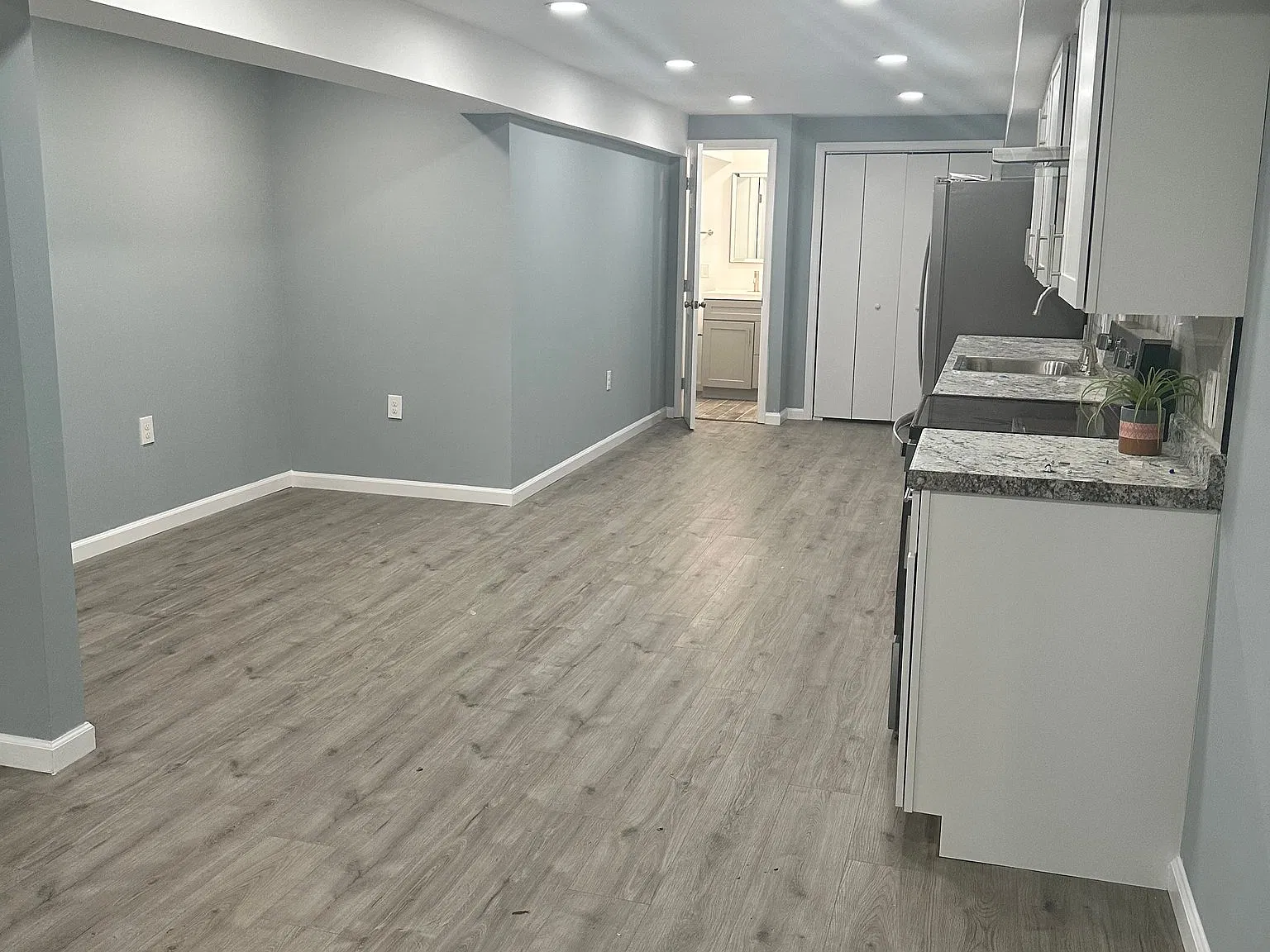 Spacious 1,500+ Sq. Ft. Newly Renovated Apartment - All Utilities ,Wi-Fi Included, Private Entrance" — Photo 3