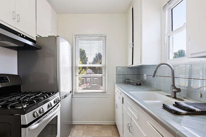 Light & Bright kitchen, stainless steel appliances
