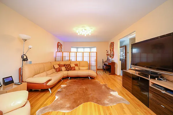 Sold by Momentum Real Estate LLC | media 6