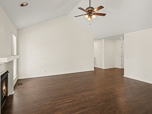 5th image of 161 Fieldstone Ln
