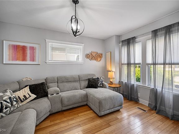 4th image of 1415 W 114th St