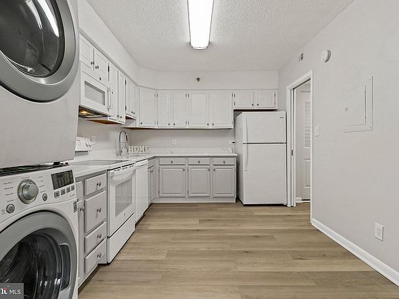 3rd image of 3709 S George Mason Dr APT 1507