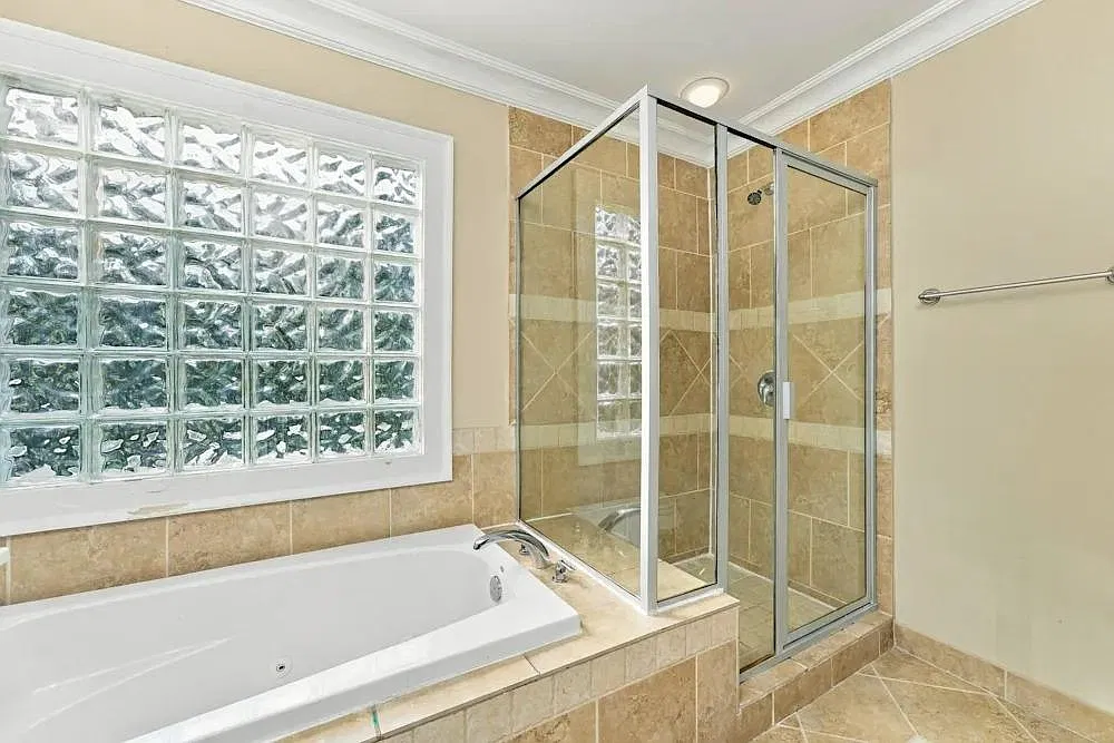3 bed, 3.0 bath, 2004 sqft, $1,250 — Photo 3