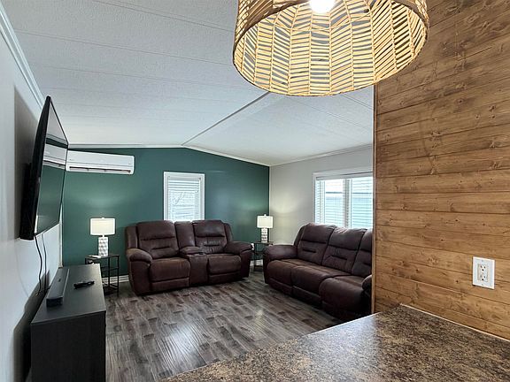 4th image of 728 Nightingale Cres