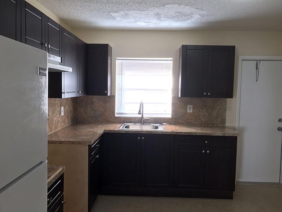 1st image of 220 NW 12th St APT 3