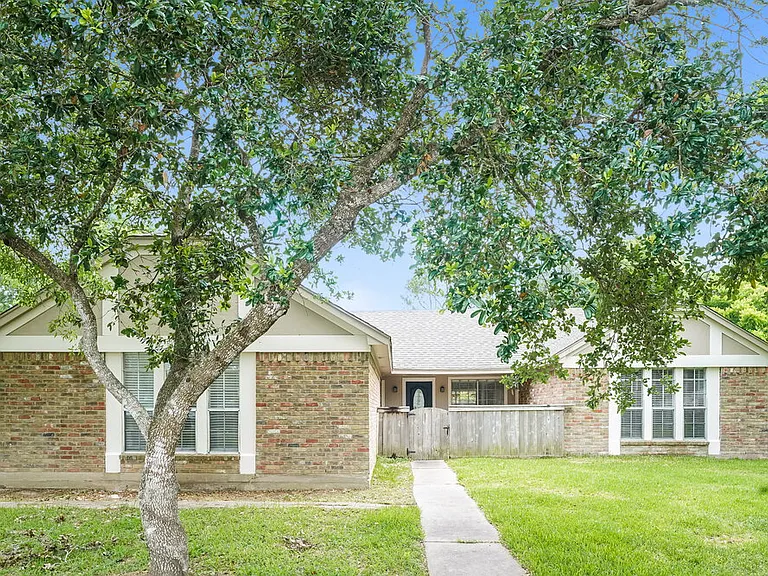 332 Coventry Ln — Photo 1