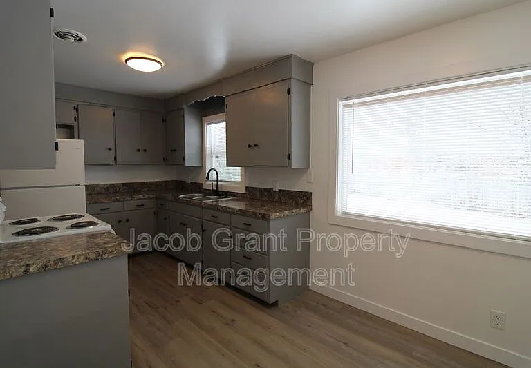 1703 Raymond Dr — Photo 4