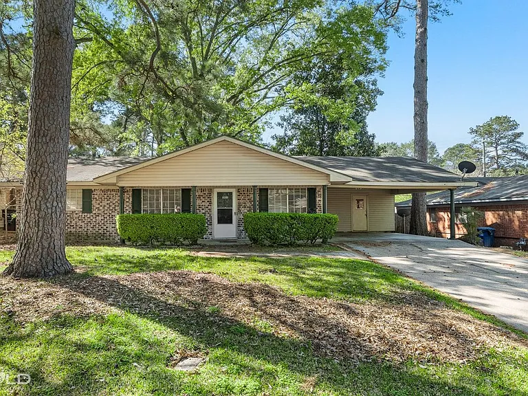 2935 Salem Dr — Photo 2