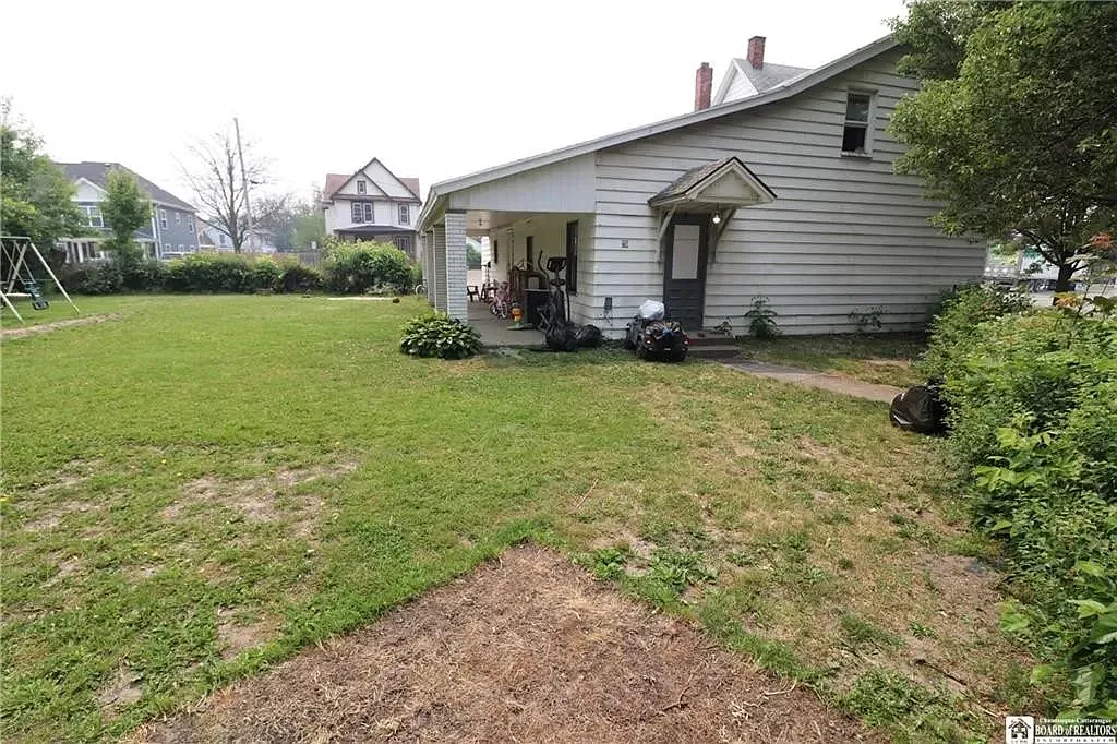 4 Bedroom House near Lake Erie @ Main & King Street — Photo 2