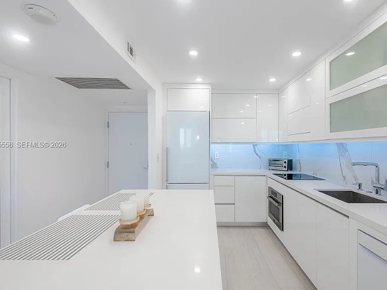 2301 Collins Ave #811 — Photo 18