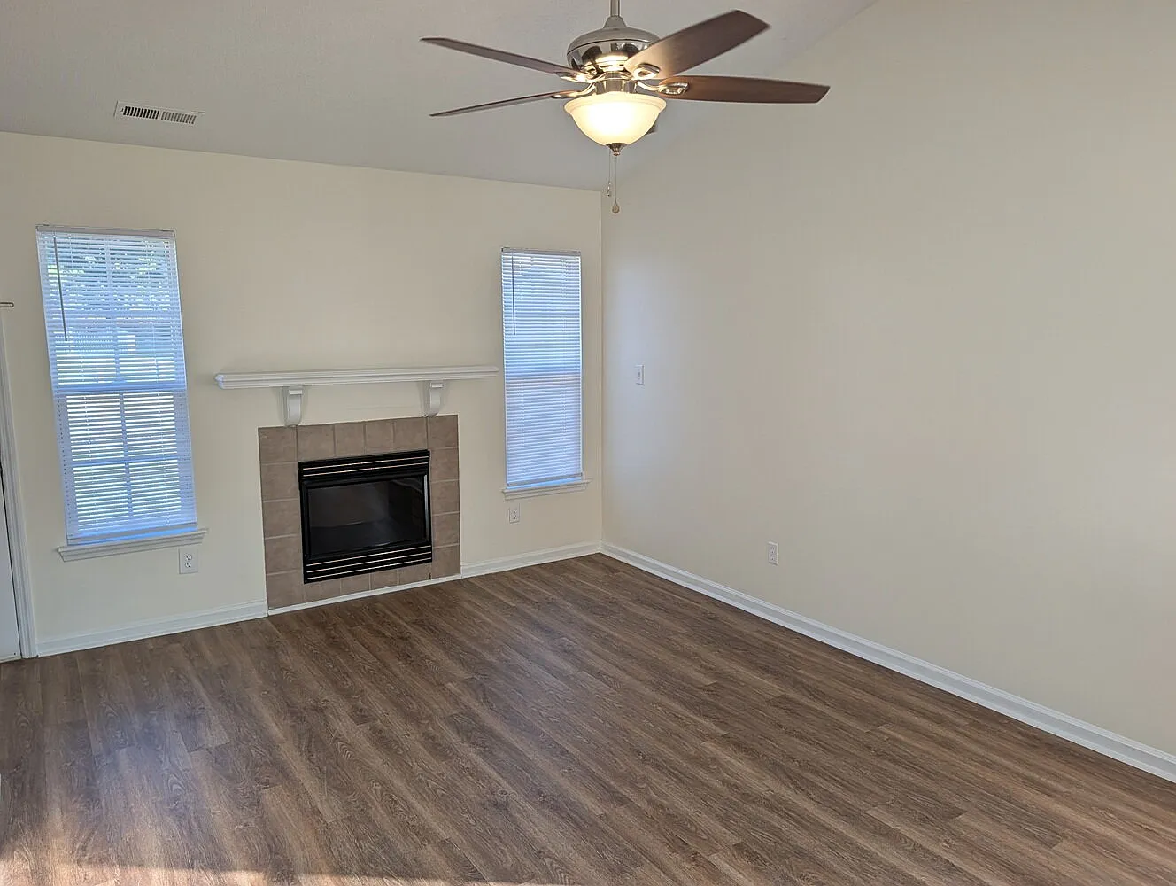 2 bed, 2.0 bath, 882 sqft, $1,240 — Photo 4