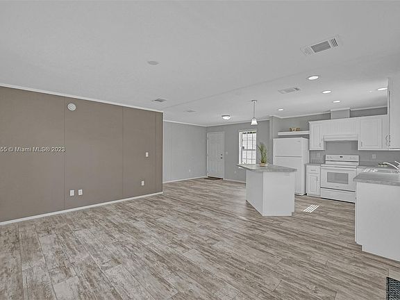 4th image of 3041 Cove Dr