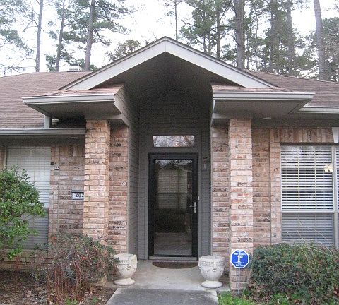 4th image of 202 Village Green Dr