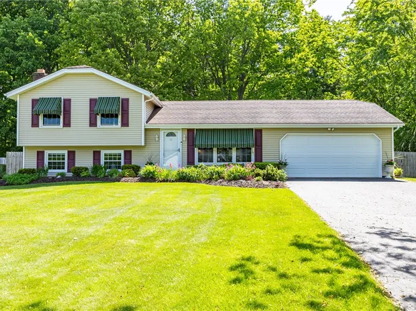 22 Red Leaf Dr, Rochester, NY 14624