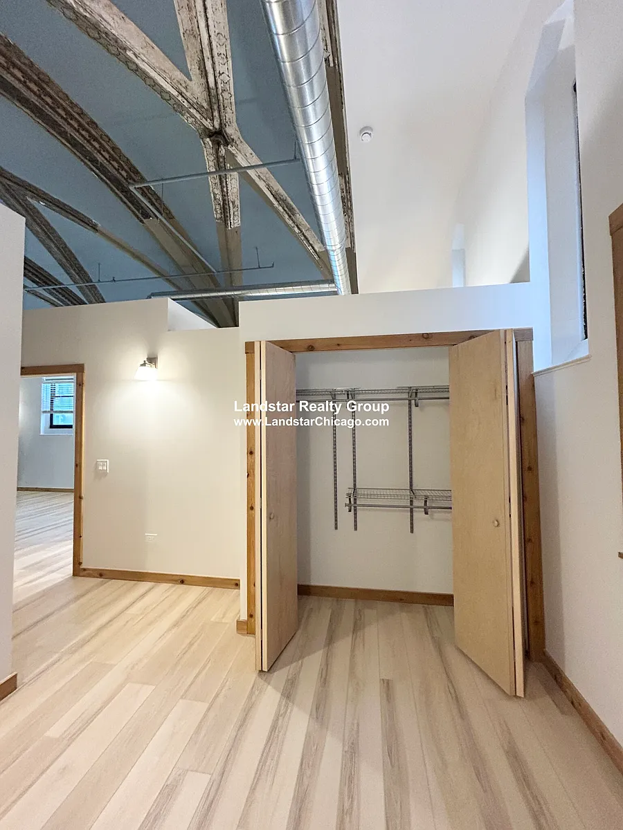 Building Photo - 4611 S Ellis Ave #111