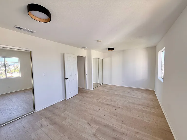 1027 Coronado Terrace — Photo 23