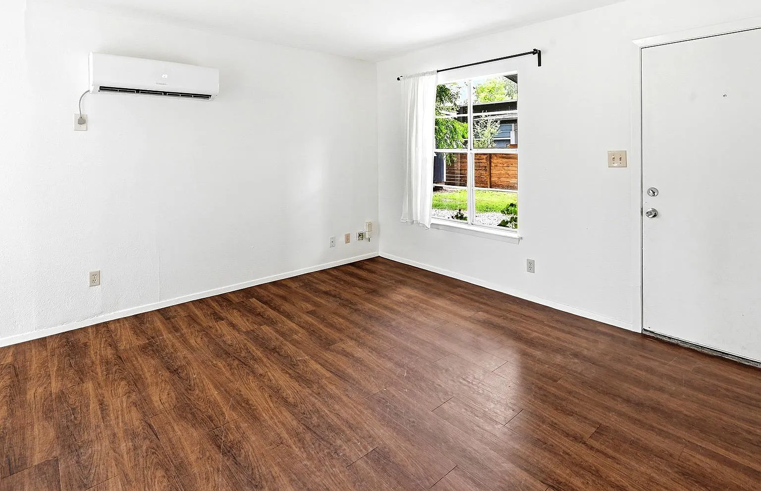 3 bed, 832 sqft, $1,950 — Photo 4