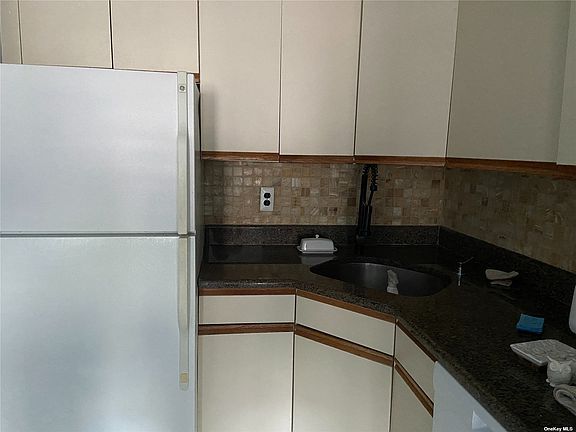 5th image of 440 W Broadway APT 1D