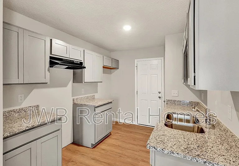 555 55th St E — Photo 2