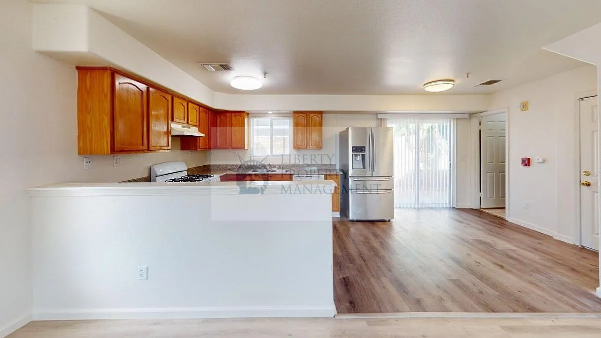 3 bed, 2.5 bath, 1387 sqft, $1,895 — Photo 4