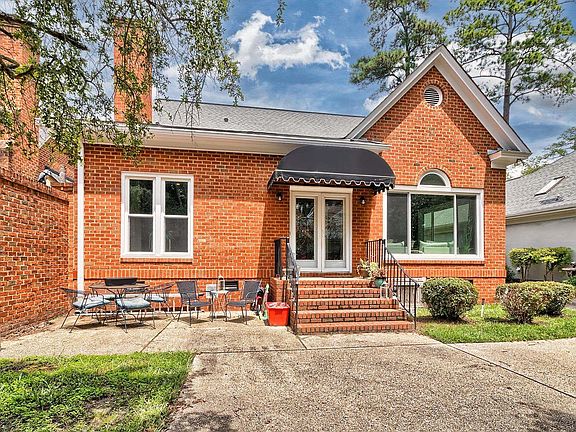 3rd image of 121 Spring Valley Ct