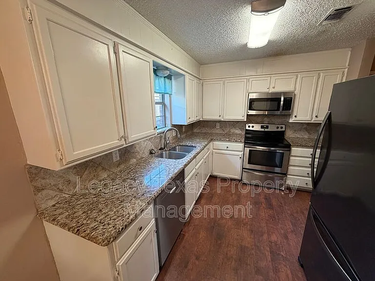 513 Willow Cir W — Photo 2