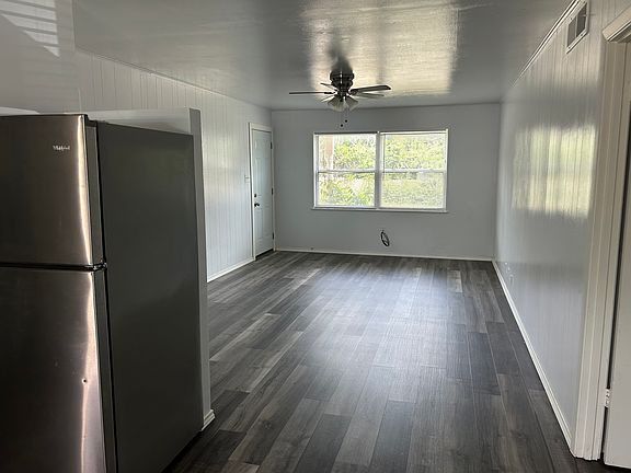 5th image of 2266 W Oak St