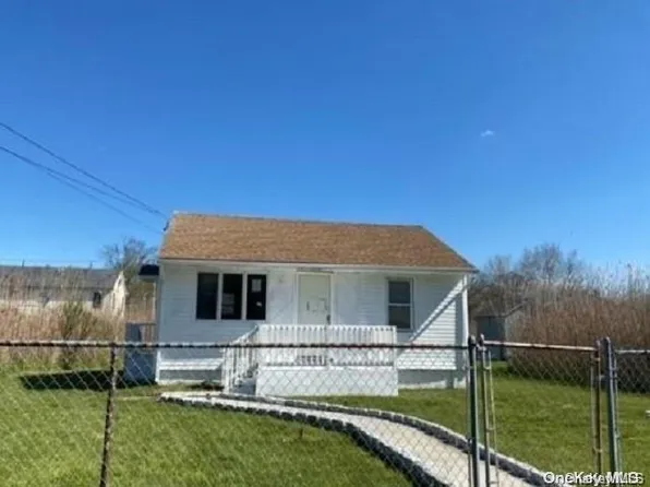 17 Bayport Road, Mastic Beach, NY 11951