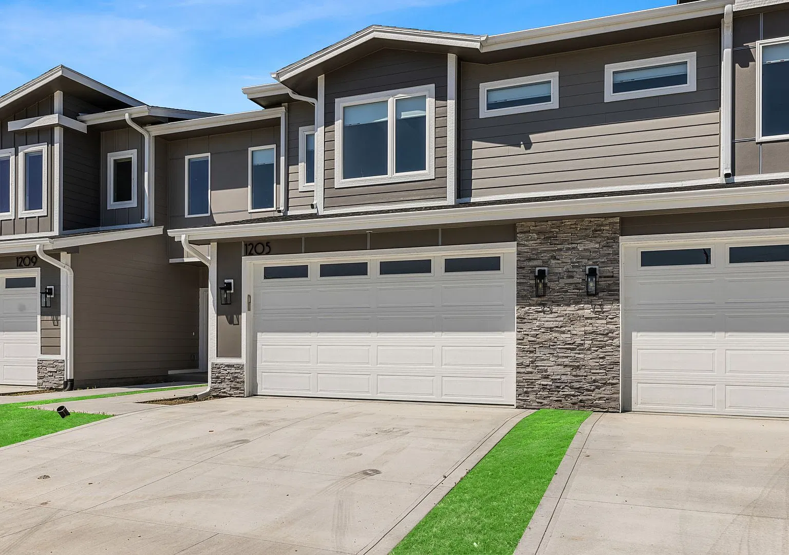 44 West Townhomes — Photo 2