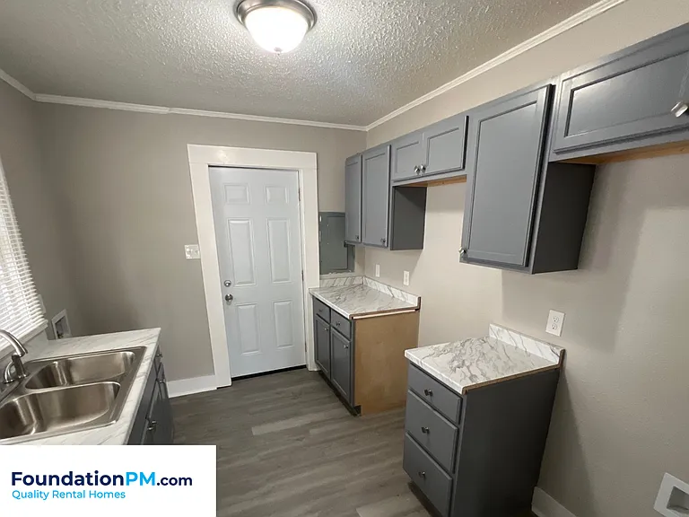 790 S Pkwy E — Photo 4