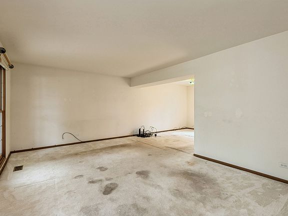 3rd image of 916 Harvest Dr