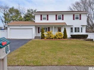 1 Fairfield Dr, Dix Hills, NY 11746