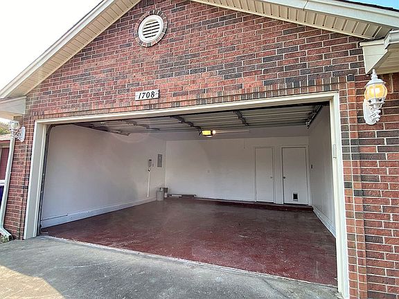 3rd image of 1708 Parkridge Dr