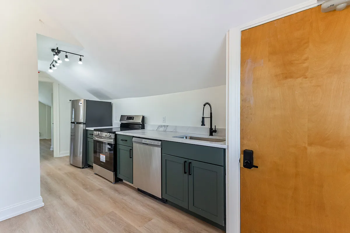 Building Photo - 169 Waterman St #7
