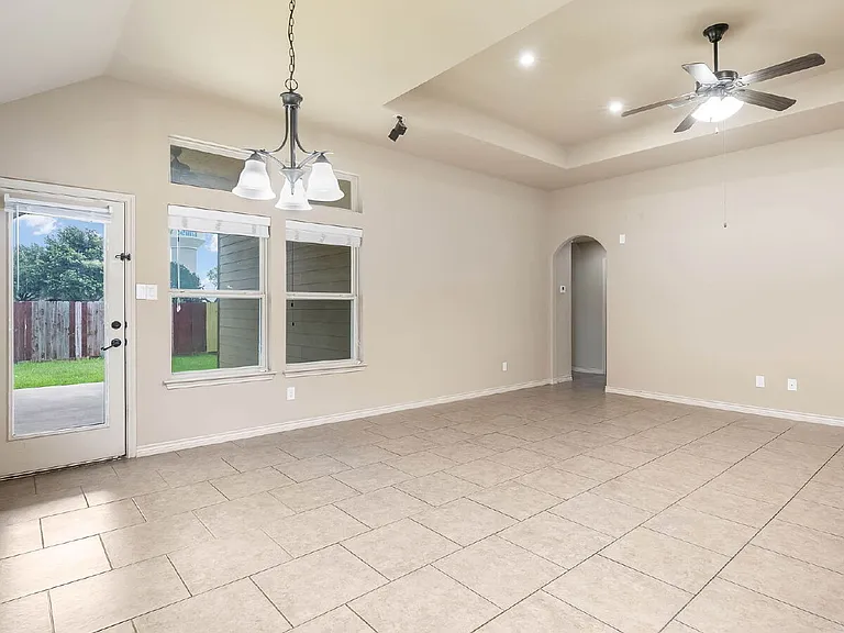 15606 Fox Ln — Photo 8