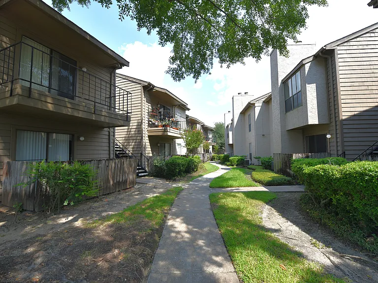 Wilshire Park Apartments — Photo 34